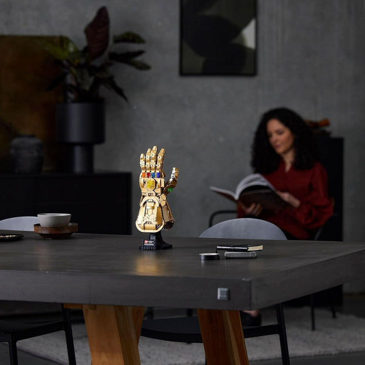 LEGO 76191 Marvel Super Heroes Infinity Glove, Set Avengers pentru adulți cu modelul mănușii lui Thanos de construit, articol pentru fani, cadou pentru bărbați, femei, ea și el