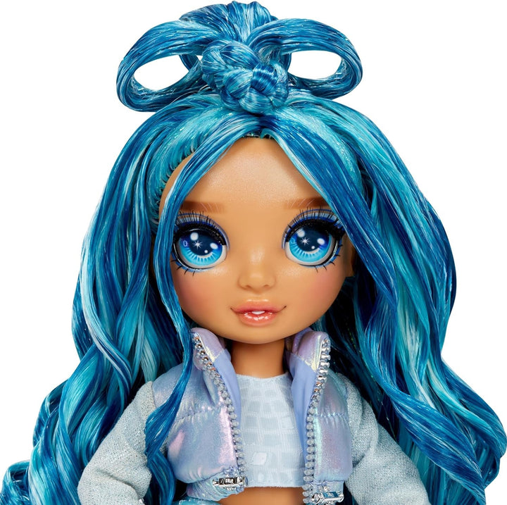 Rainbow High Winter Wonderland - Skyler (albastru) - păpușă de modă de 28 cm, cu zăpadă magică ascunsă care se acumulează cu apă, cu set de om de zăpadă, potrivită pentru copii de la 4-12 ani și colecționari