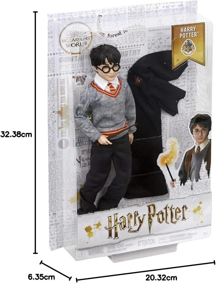 Mattel Harry Potter - Păpușă de colecție (aprox. 26 cm) cu uniformă Hogwarts, halat Gryffindor și baghetă, jucărie de la 6 ani FYM50