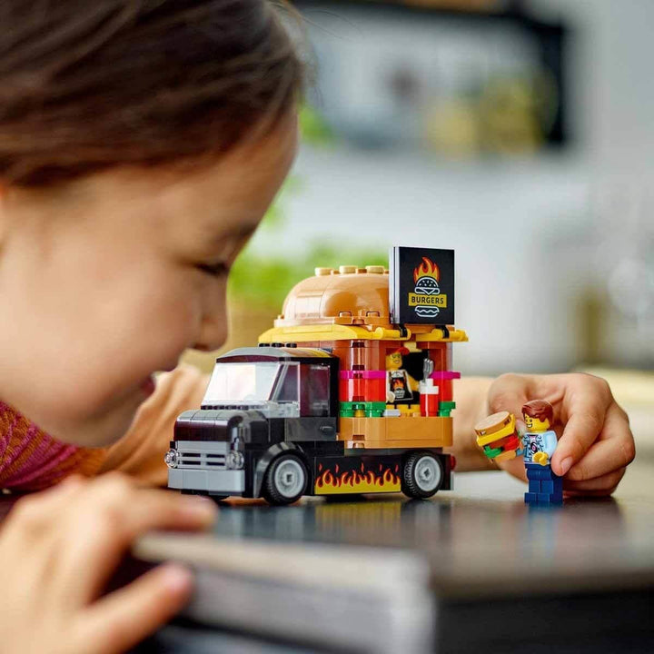 LEGO City Burger Truck, set de construcție cu mașină de jucărie pentru copii de 5 ani, minifigurină Food Truck și accesorii, cadou distractiv pentru băieți și fete 60404