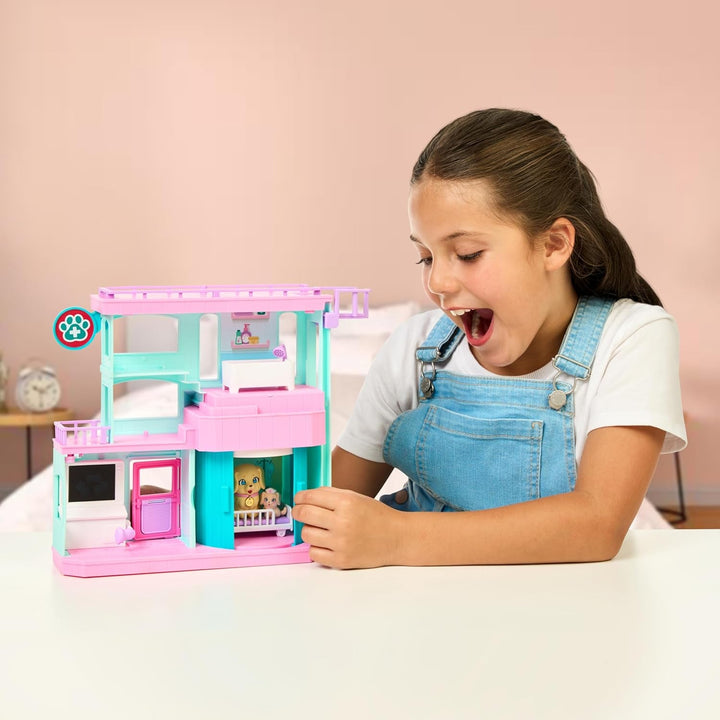 Little Live Pets Mama Surprise Families Baby Clinic Playset, 3 cățeluși Retriever incluși, Magic, Playset cu două fețe (27,8 cm lățime, 23,8 cm înălțime). Hrănire, îmbăiere și joacă, cadou pentru copii