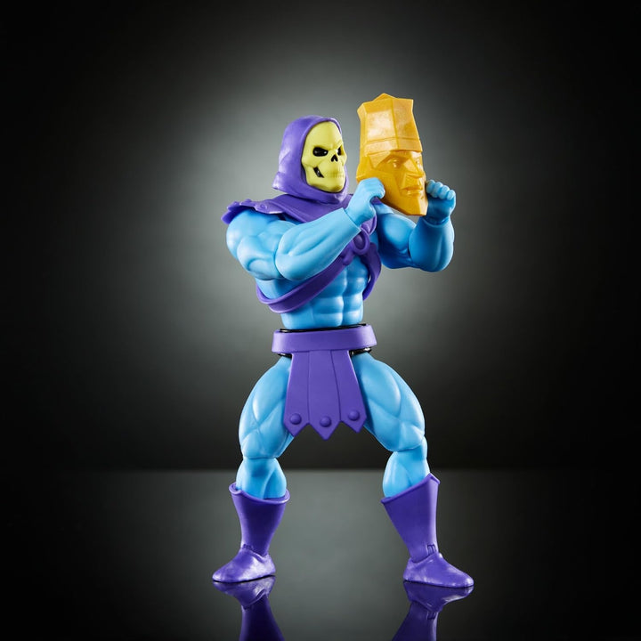 Jucărie Masters of the Universe Origins, figurină Skeletor din colecția de desene animate, răufăcător înalt de aprox. 14 cm cu armură, baston, sabie și 2 măști, HYD24
