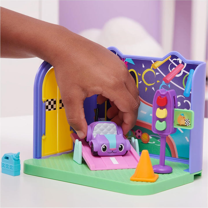 Gabby's Dollhouse Deluxe Room, cameră de joacă Purr-Ific, cameră de joacă cu mașină de jucărie Carlita, 2 piese de mobilier și 2 cutii surpriză cu accesorii, potrivită pentru copii de 3 ani și peste