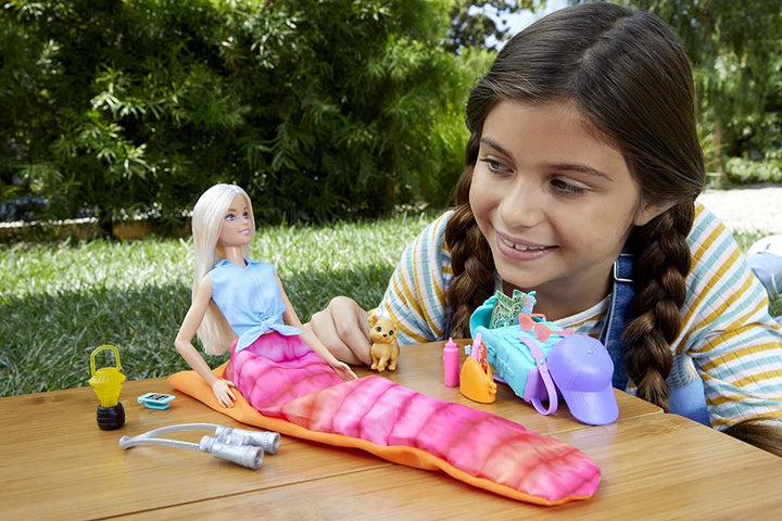 Barbie Camping Series, păpușă 1X cu păr blond, rucsac de drumeție, echipament de exterior, binoclu, hartă, cățel, accesorii, cadou pentru copii, jucărie de la 3 ani,Hdf73