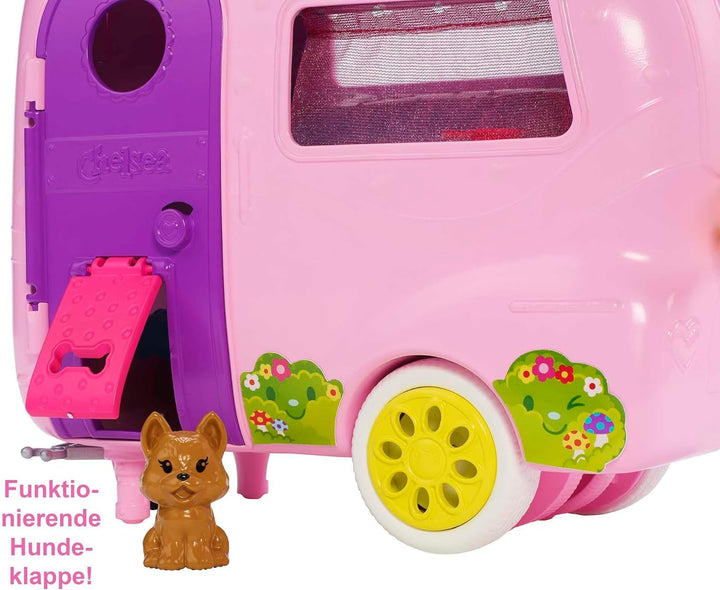 Barbie Chelsea Series, Chelsea Car And Camper Set cu 10+ Barbie Camping Accessories, 1X Chelsea Doll, Teal Car And Pink Mini Camper, Cadouri pentru copii 3+ ani, Fxg90