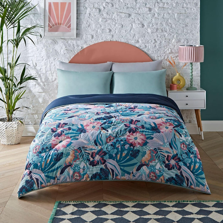 Night Lark Coverless Duvet Super King 6 Tog Spring Summer - Abstract Waves. Cuvertură super moale, confortabilă și ușoară. Se spală la mașină și se usucă rapid, toate într-un set de fețe de pernă reversibile