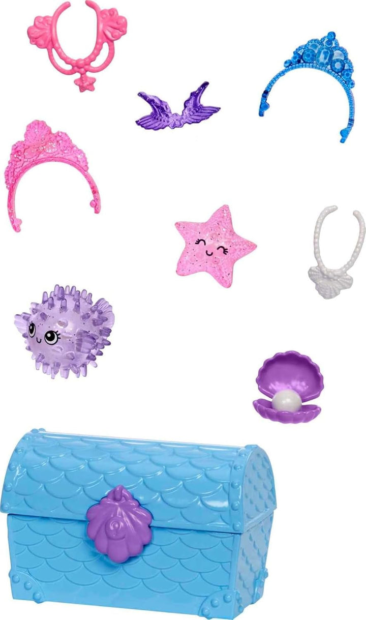 Barbie Mermaid Power, păpușă Chelsea, păpușă sirenă, Chelsea cu păr albastru și violet, coroană, coadă de sirenă, accesoriu, cadou pentru copii de la 3 ani, Hhg57