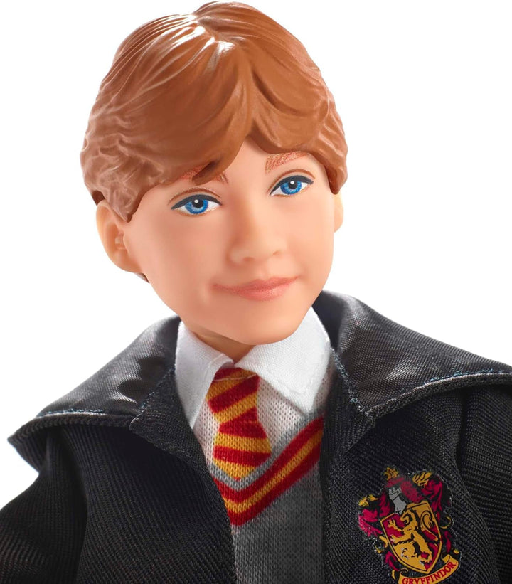 Mattel Harry Potter - Păpușă de colecție Ron Weasley (aprox. 26 cm) cu uniformă Hogwarts, halat Gryffindor și baghetă, jucărie de la 6 ani FYM52