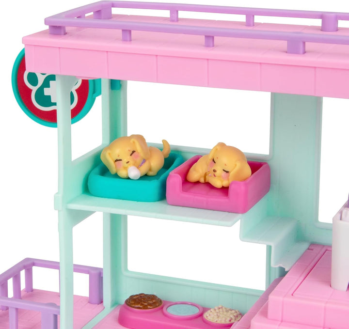 Little Live Pets Mama Surprise Families Baby Clinic Playset, 3 cățeluși Retriever incluși, Magic, Playset cu două fețe (27,8 cm lățime, 23,8 cm înălțime). Hrănire, îmbăiere și joacă, cadou pentru copii