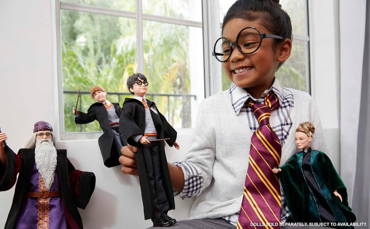 Mattel Harry Potter - Păpușă de colecție (aprox. 26 cm) cu uniformă Hogwarts, halat Gryffindor și baghetă, jucărie de la 6 ani FYM50