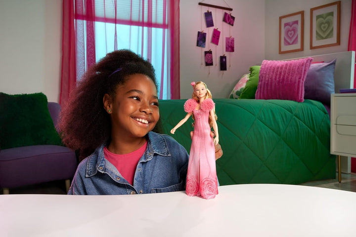 Mattel Singing Glinda Fashion Doll din Wicked și accesorii, mobilă și cu aspect inspirat din film și ținută detașabilă, cântă "Hotly Loved", JLG49, roz