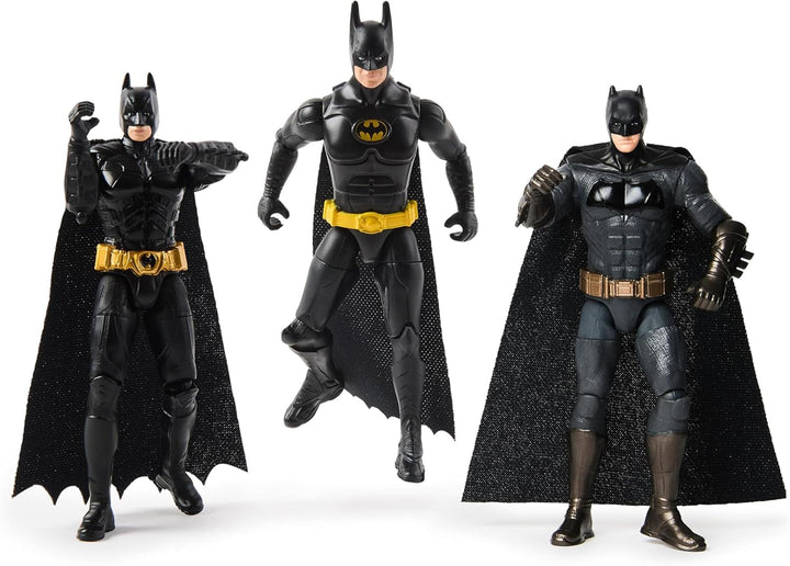 Set Ultimate Batman cu 3 figurine Batman (10 cm) din filmele Batman Returns, The Dark Knight și Batman V. Superman. De la 3 ani