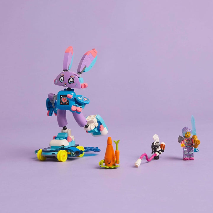 LEGO Dreamzzz Izzie and Bunchurro The Gaming Bunny, jucărie pentru copii 7+, set de joacă 2 în 1 cu Hero Minifigure și Cyberling pentru o experiență de joacă imaginativă 71490