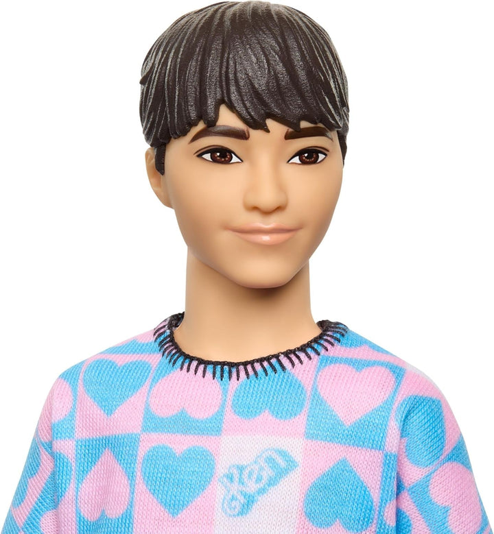 Barbie Fashionistas Ken Doll nr. 219 cu corp subțire și cămașă cu mânecă lungă cu model detașabil în roz și albastru și pantaloni scurți roz, HRH24
