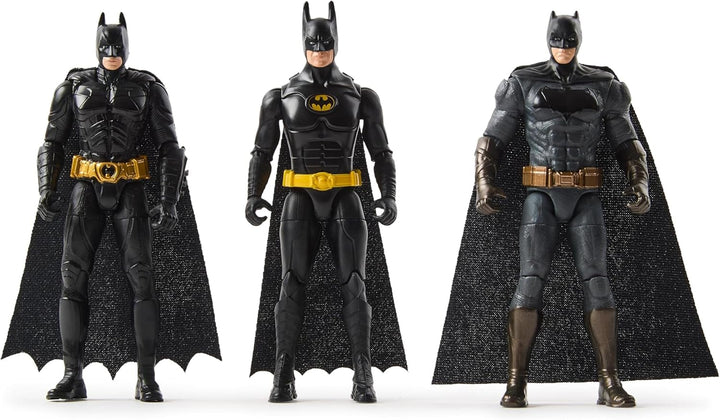 Set Ultimate Batman cu 3 figurine Batman (10 cm) din filmele Batman Returns, The Dark Knight și Batman V. Superman. De la 3 ani