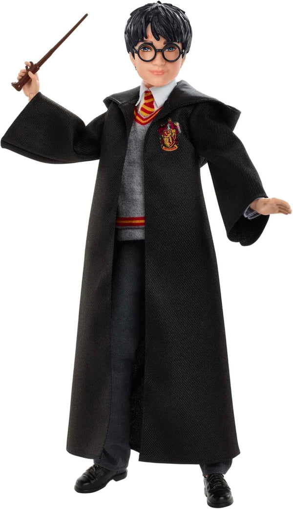 Mattel Harry Potter - Păpușă de colecție (aprox. 26 cm) cu uniformă Hogwarts, halat Gryffindor și baghetă, jucărie de la 6 ani FYM50