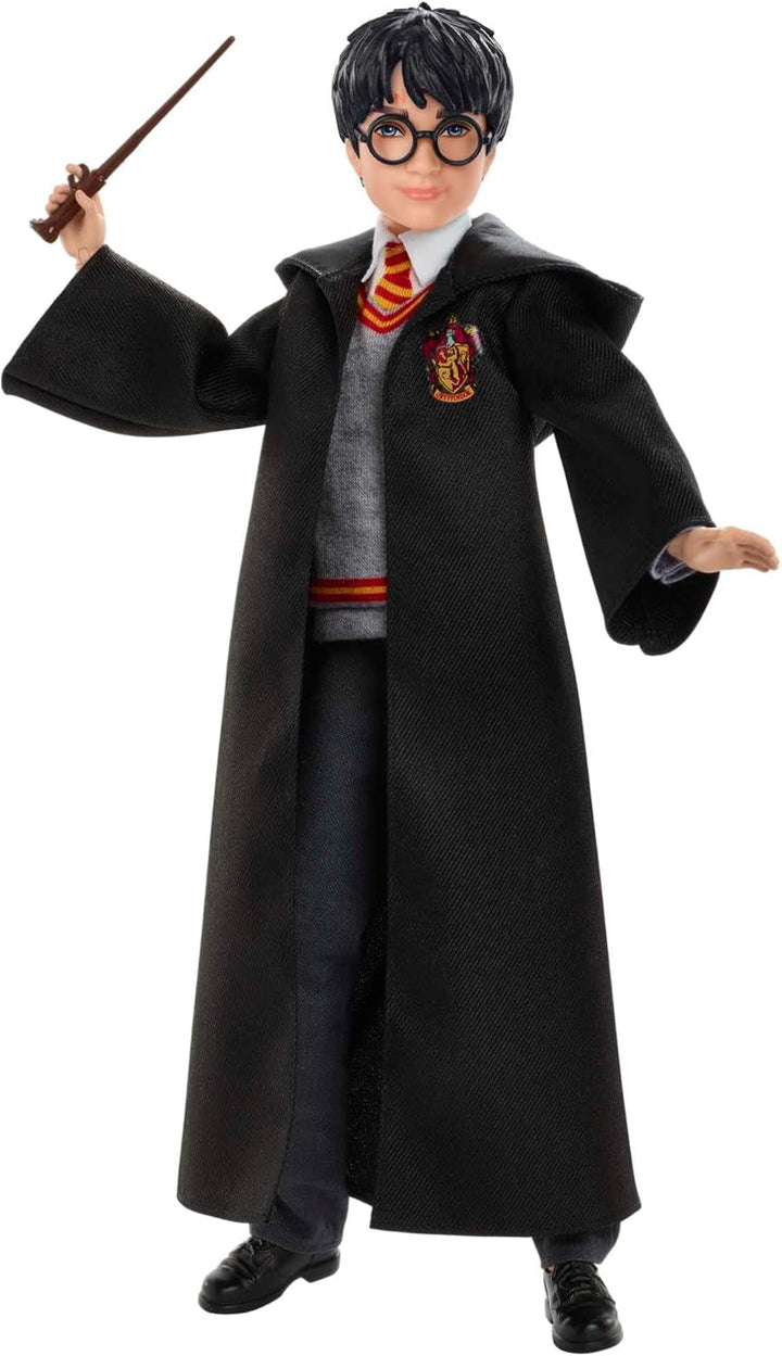 Mattel Harry Potter - Păpușă de colecție (aprox. 26 cm) cu uniformă Hogwarts, halat Gryffindor și baghetă, jucărie de la 6 ani FYM50