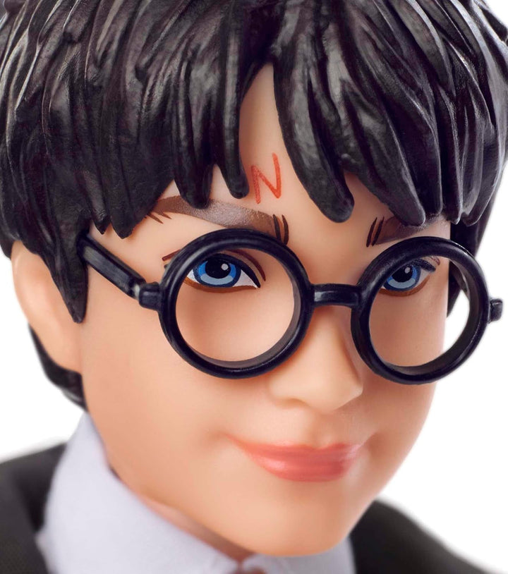 Mattel Harry Potter - Păpușă de colecție (aprox. 26 cm) cu uniformă Hogwarts, halat Gryffindor și baghetă, jucărie de la 6 ani FYM50
