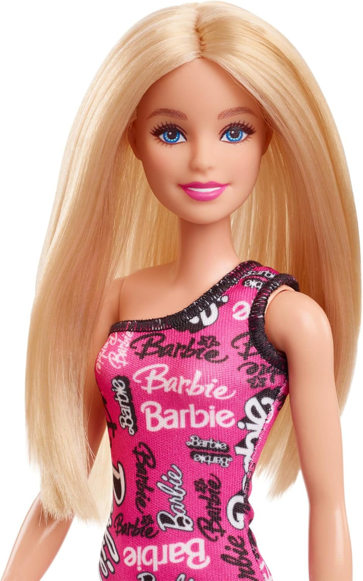 Păpușă Barbie Fashion cu păr blond drept într-o rochie extensibilă roz cu un umăr și pantofi cu logo imprimat, HRH07