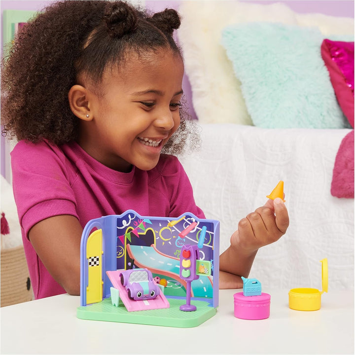 Gabby's Dollhouse Deluxe Room, cameră de joacă Purr-Ific, cameră de joacă cu mașină de jucărie Carlita, 2 piese de mobilier și 2 cutii surpriză cu accesorii, potrivită pentru copii de 3 ani și peste