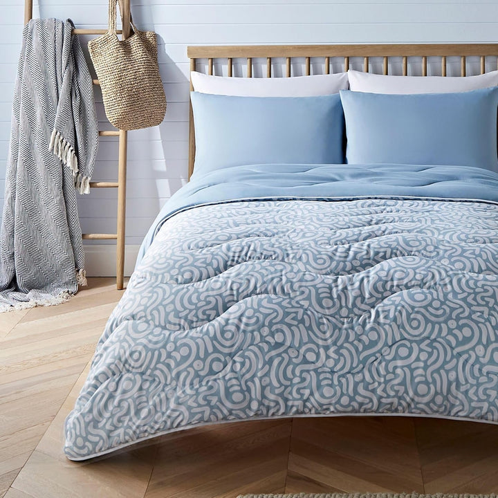 Night Lark Coverless Duvet Super King 6 Tog Spring Summer - Abstract Waves. Cuvertură super moale, confortabilă și ușoară. Se spală la mașină și se usucă rapid, toate într-un set de fețe de pernă reversibile