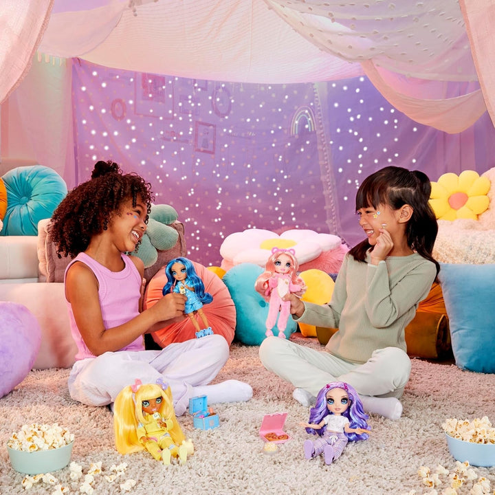 Rainbow High Junior High PJ Party - Sunny (galben) - păpușă de 22 cm cu salopetă moale, papuci și accesorii de joacă - jucărie pentru copii - ideală pentru 4-12 ani