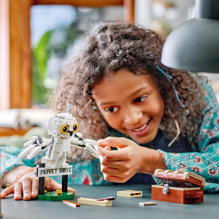 LEGO Harry Potter Hedwig în Privet Drive 4 Set cu bufniță de jucărie pentru copii, figură animal construibilă cu valiza Hogwarts, cadou mic pentru băieți, fete și toți fanii de la 7 ani 76425