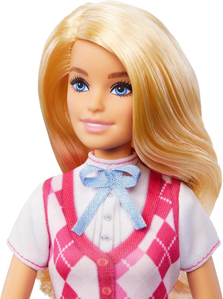Păpușă Barbie Malibu "și accesorii de la Barbie Mysteries: Misterioasa aventură a calului", inclusiv păpușă de modă, costum de călărie detașabil și cască, HXJ38