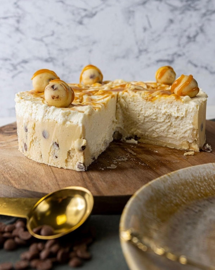 RUF Cookie Dough Cake Ohne Backen, Tortenboden Aus Keksteig Mit Frischkäse-Creme Und Schokoladenstückchen, Inkl. Kuchenform, 1X325G