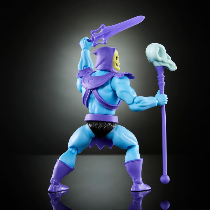 Jucărie Masters of the Universe Origins, figurină Skeletor din colecția de desene animate, răufăcător înalt de aprox. 14 cm cu armură, baston, sabie și 2 măști, HYD24