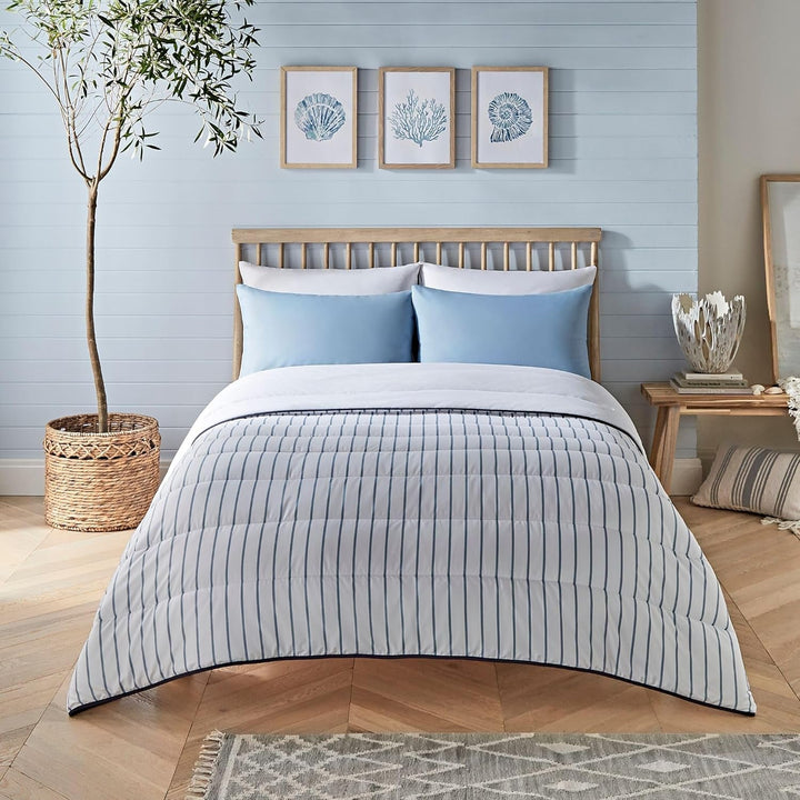 Night Lark Coverless Duvet Super King 6 Tog Spring Summer - Abstract Waves. Cuvertură super moale, confortabilă și ușoară. Se spală la mașină și se usucă rapid, toate într-un set de fețe de pernă reversibile