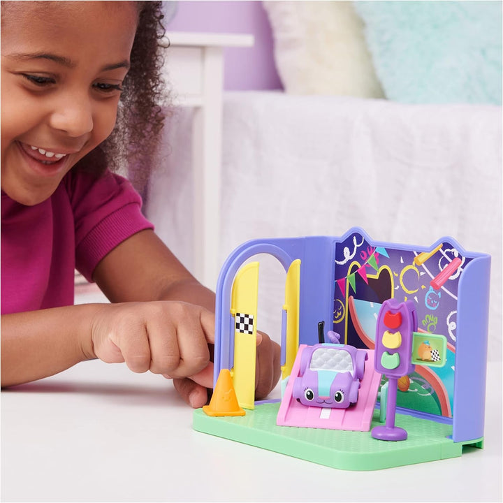 Gabby's Dollhouse Deluxe Room, cameră de joacă Purr-Ific, cameră de joacă cu mașină de jucărie Carlita, 2 piese de mobilier și 2 cutii surpriză cu accesorii, potrivită pentru copii de 3 ani și peste