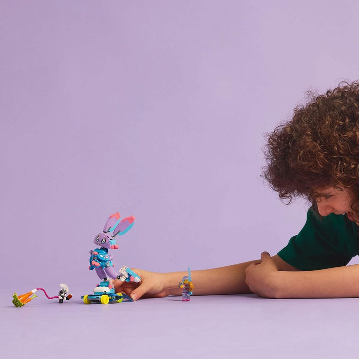 LEGO Dreamzzz Izzie and Bunchurro The Gaming Bunny, jucărie pentru copii 7+, set de joacă 2 în 1 cu Hero Minifigure și Cyberling pentru o experiență de joacă imaginativă 71490