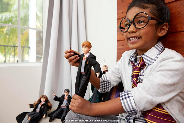 Mattel Harry Potter - Păpușă de colecție Ron Weasley (aprox. 26 cm) cu uniformă Hogwarts, halat Gryffindor și baghetă, jucărie de la 6 ani FYM52