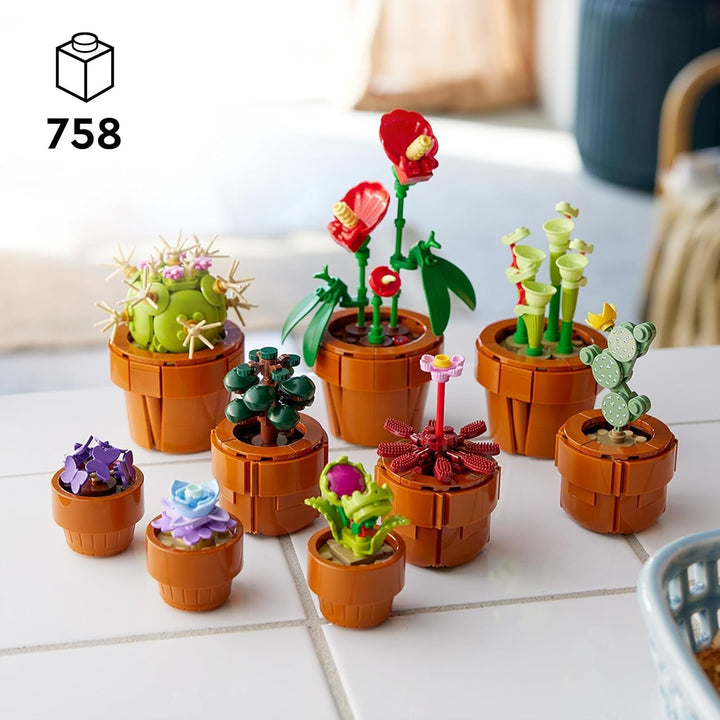 Mini plante LEGO Icons, 9 flori artificiale de construit, set de colecție botanică pentru adulți cu ghiveci de teracotă construibil, decorațiuni pentru casă, cadou pentru femei și bărbați 10329