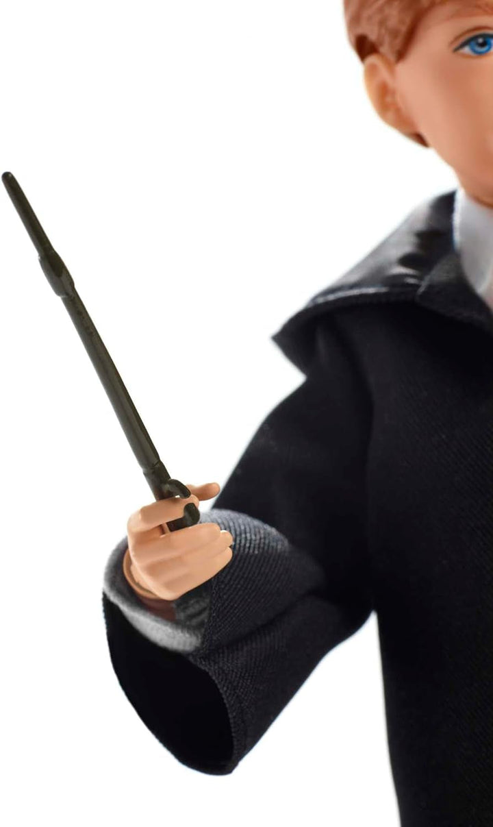 Mattel Harry Potter - Păpușă de colecție Ron Weasley (aprox. 26 cm) cu uniformă Hogwarts, halat Gryffindor și baghetă, jucărie de la 6 ani FYM52