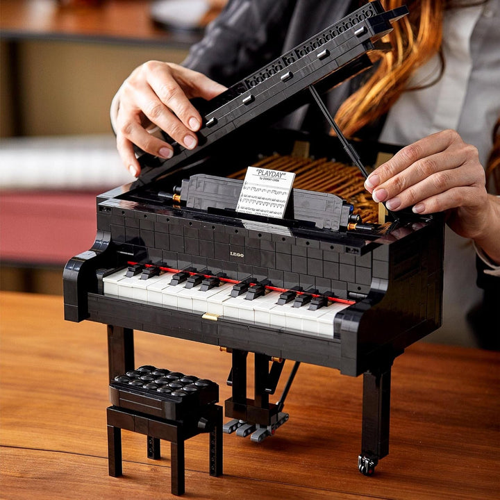 LEGO Ideas Concert Grand Piano (21323); Set de construcție; Propriul dvs. pian de concert; Proiect de modelare excelent pentru pianistul talentat, muzician, iubitor de muzică sau pasionat (3.662 piese)