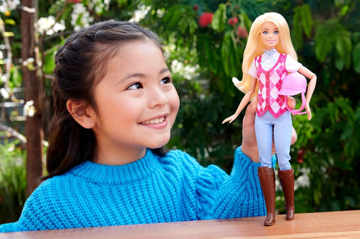 Păpușă Barbie Malibu "și accesorii de la Barbie Mysteries: Misterioasa aventură a calului", inclusiv păpușă de modă, costum de călărie detașabil și cască, HXJ38