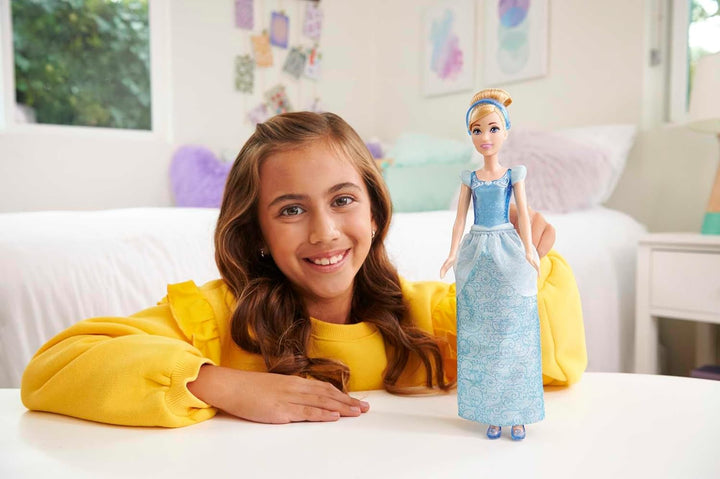 Mattel DISNEY Princess Cinderella - Păpușă mobilă cu costum strălucitor, pantofi și diademă detașabile, păr pieptănabil pentru distracție la coafor, pentru copii de la 3 ani în sus, HLW06